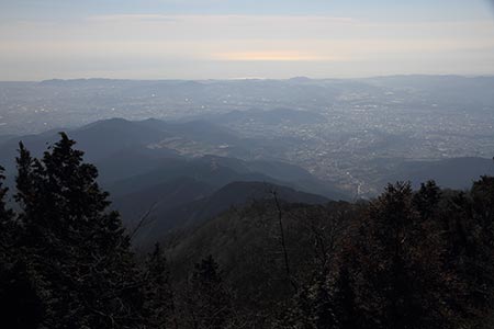 弘法山へ続く稜線を見下ろす
