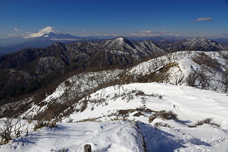 西丹沢の山並みと富士山
