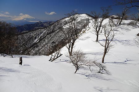 丹沢山の雪景色と富士山