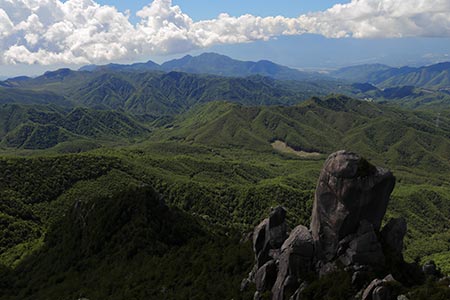 大ヤスリ岩と茅ヶ岳方面の眺め