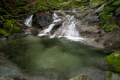 広い釜のナメ滝