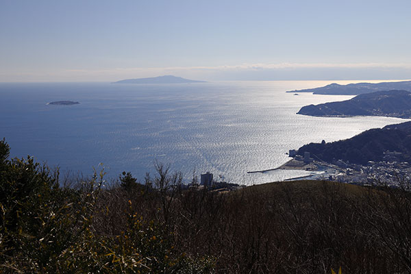 岩戸山から初島と伊豆大島の眺め