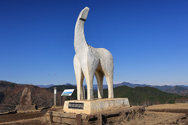 陣馬山山頂・白馬の像
