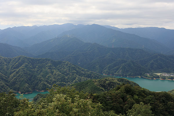 東丹沢の山並み