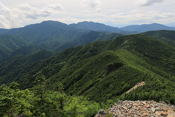 国師ヶ岳、金峰山方面の眺め