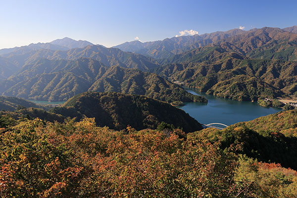 大山と東丹沢の山並み