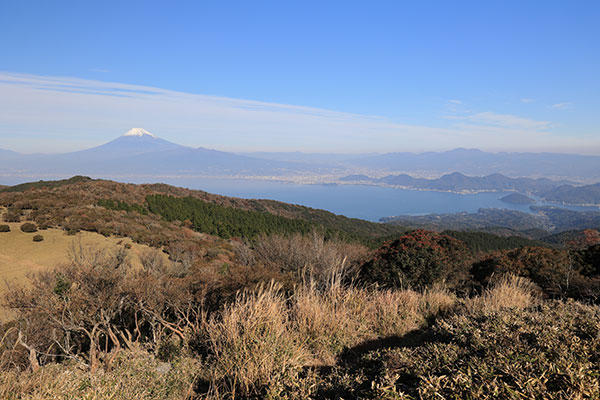 富士山の右には沼津アルプスや箱根の山並み