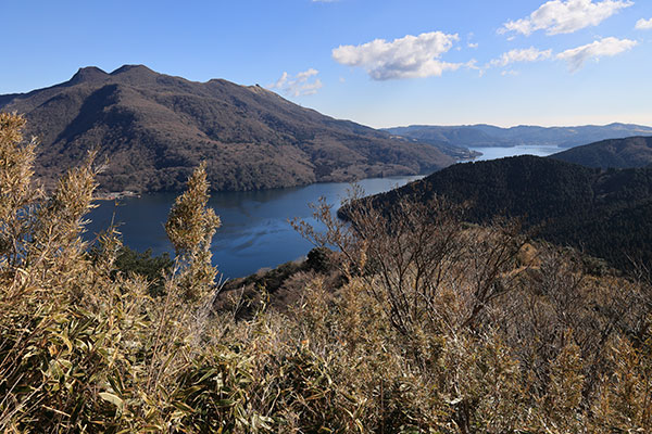 神山と芦ノ湖