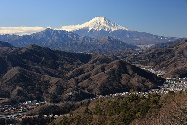 百蔵山への登山道からみた富士山