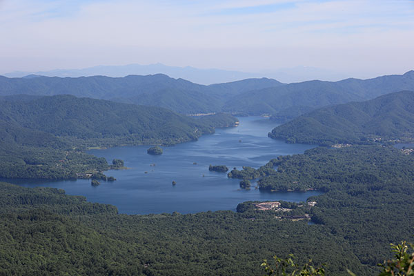 桧原湖の向こうにうっすらと朝日連峰