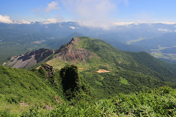 櫛ヶ峰の向こうに吾妻連峰や安達太良山