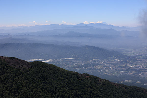 奥秩父の山並みと富士山