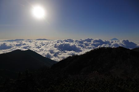 雲海に浮かぶ奥秩父の山並みと富士山